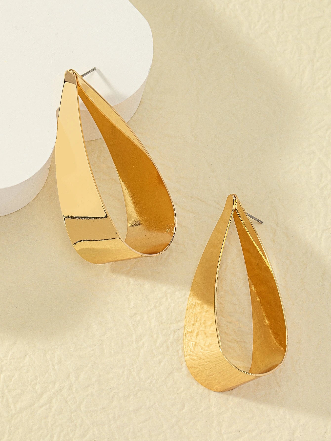 FAVEN Gold hoop earring worn