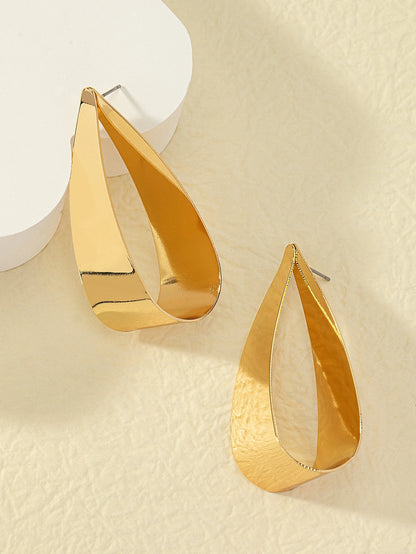 FAVEN Gold hoop earring worn
