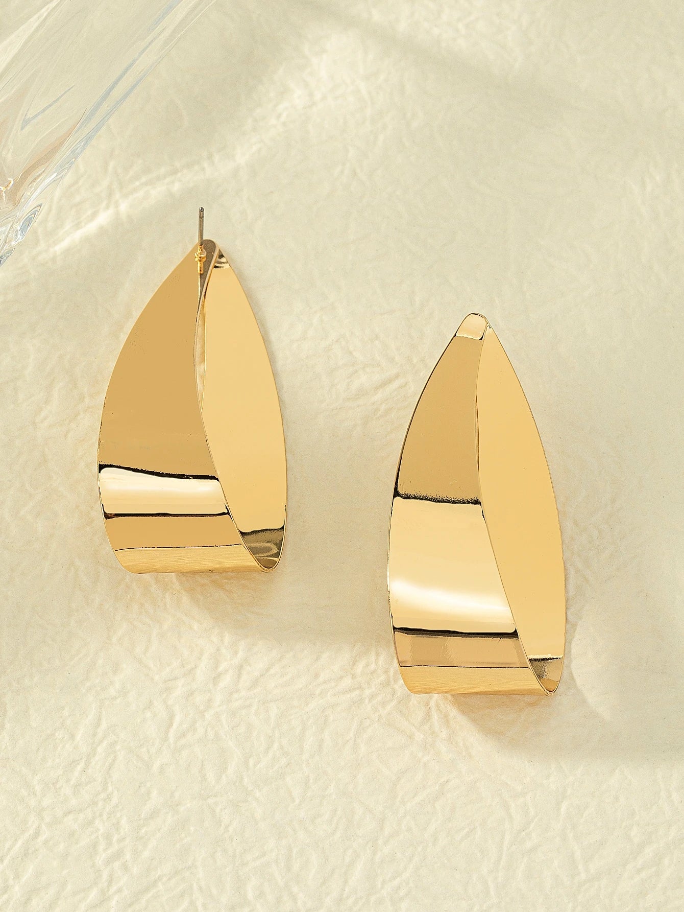 FAVEN Gold hoop earring worn