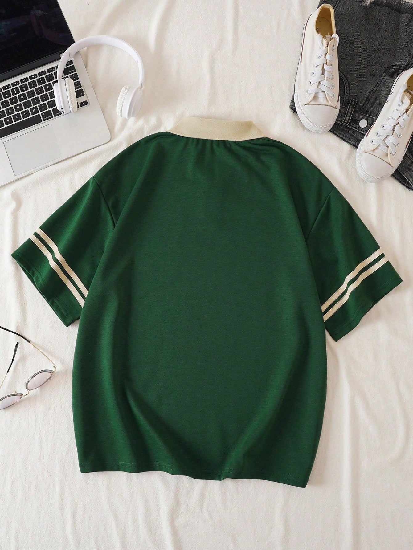 Graphic Contrast Collar Tee