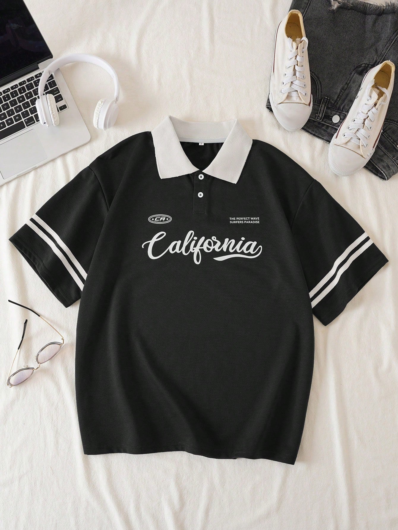 Graphic Contrast Collar Tee