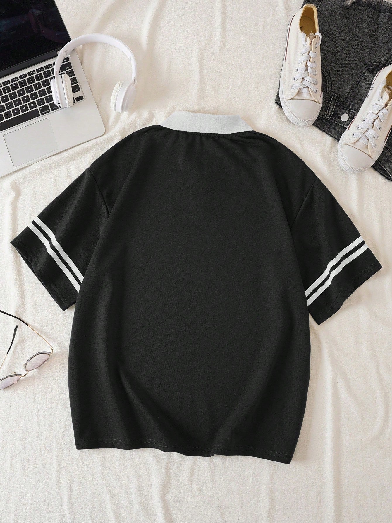 Graphic Contrast Collar Tee