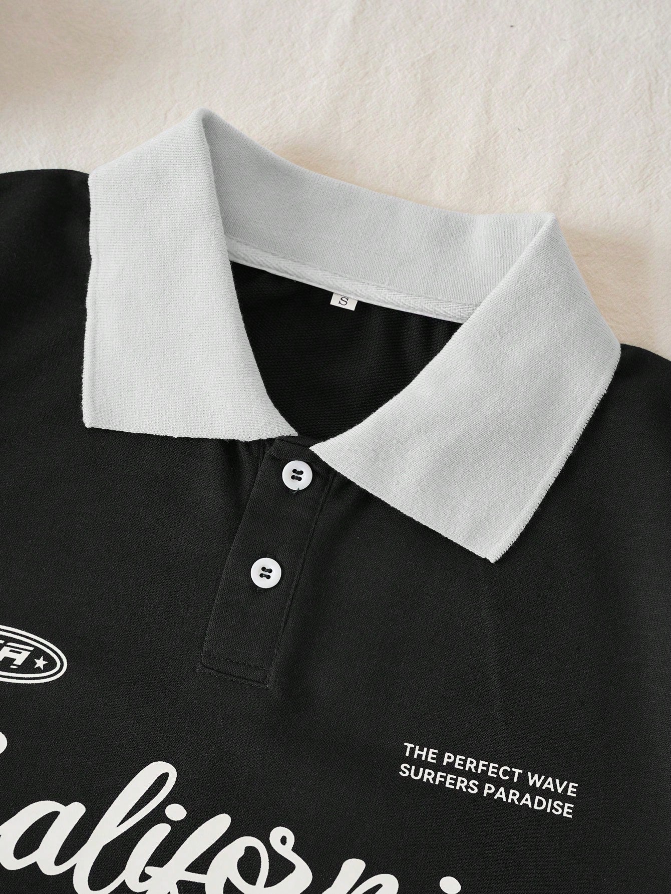 Graphic Contrast Collar Tee