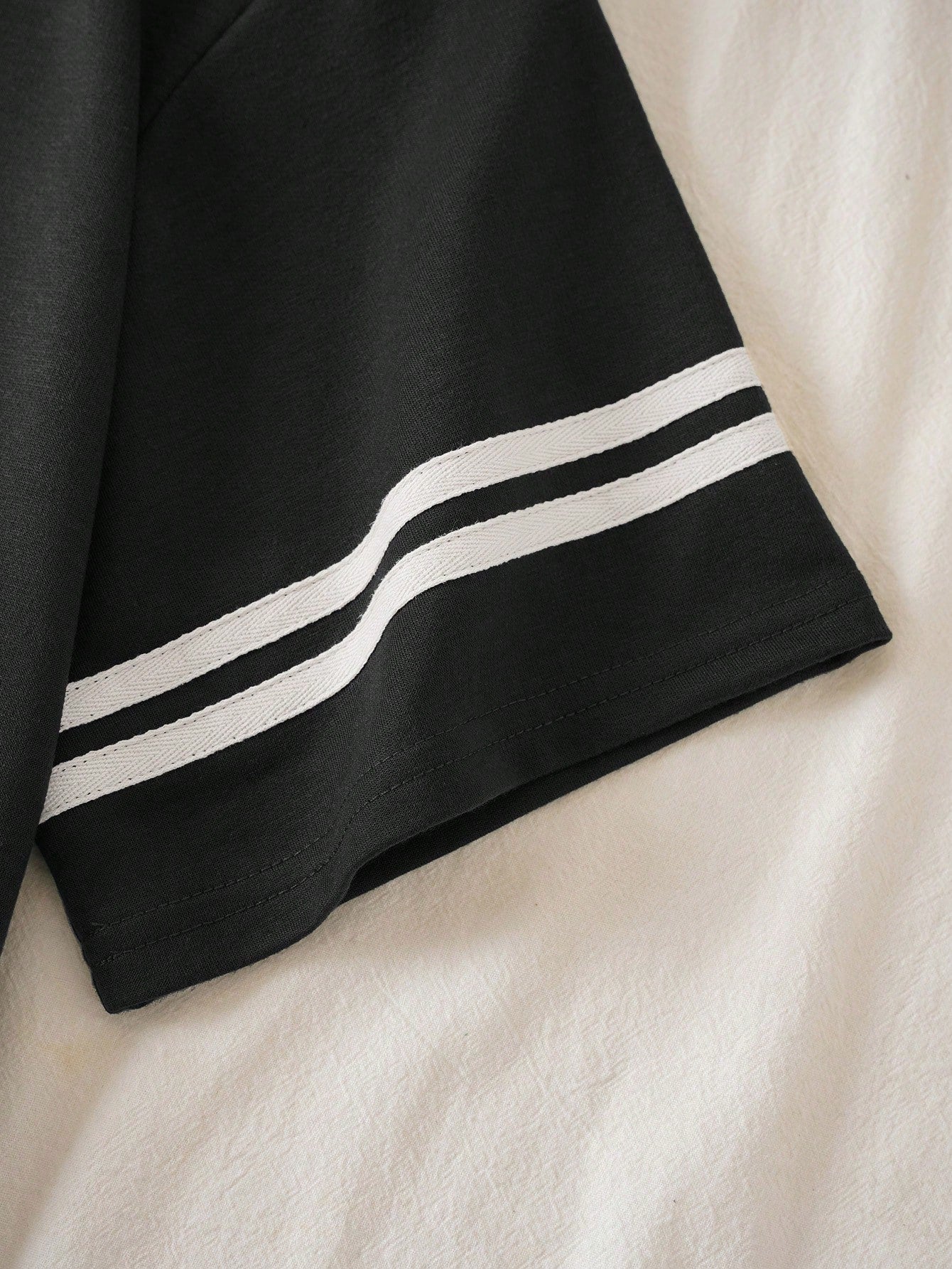 Graphic Contrast Collar Tee