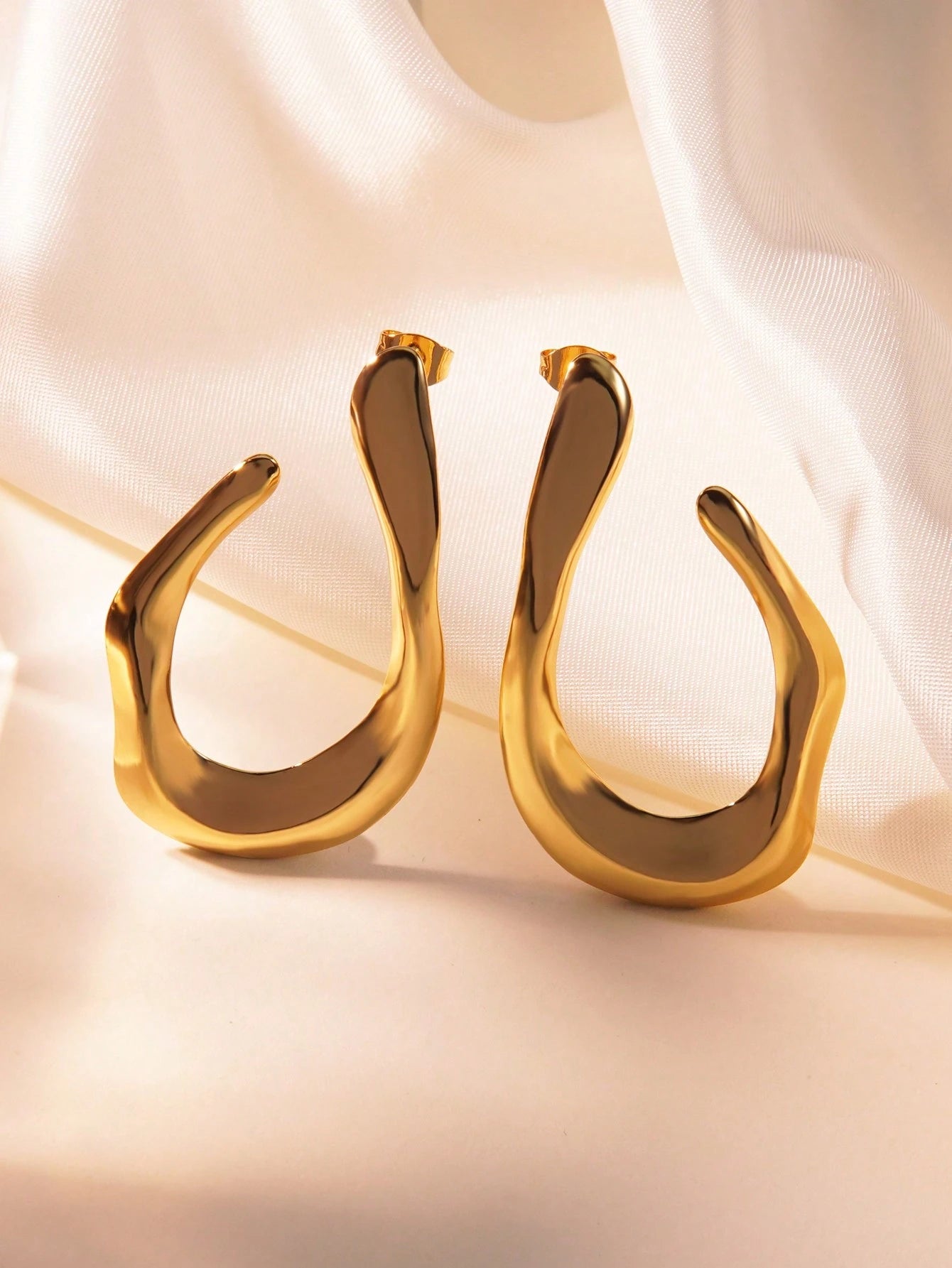 FAVEN Gold hoop earrings.