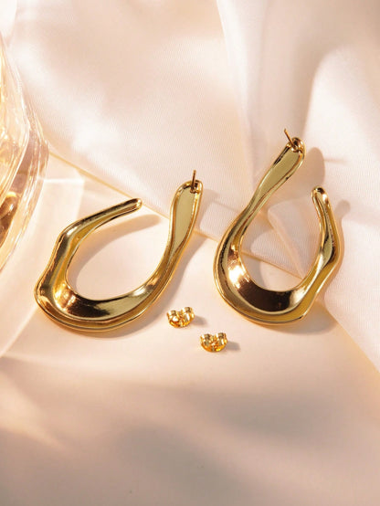 FAVEN Gold hoop earrings.
