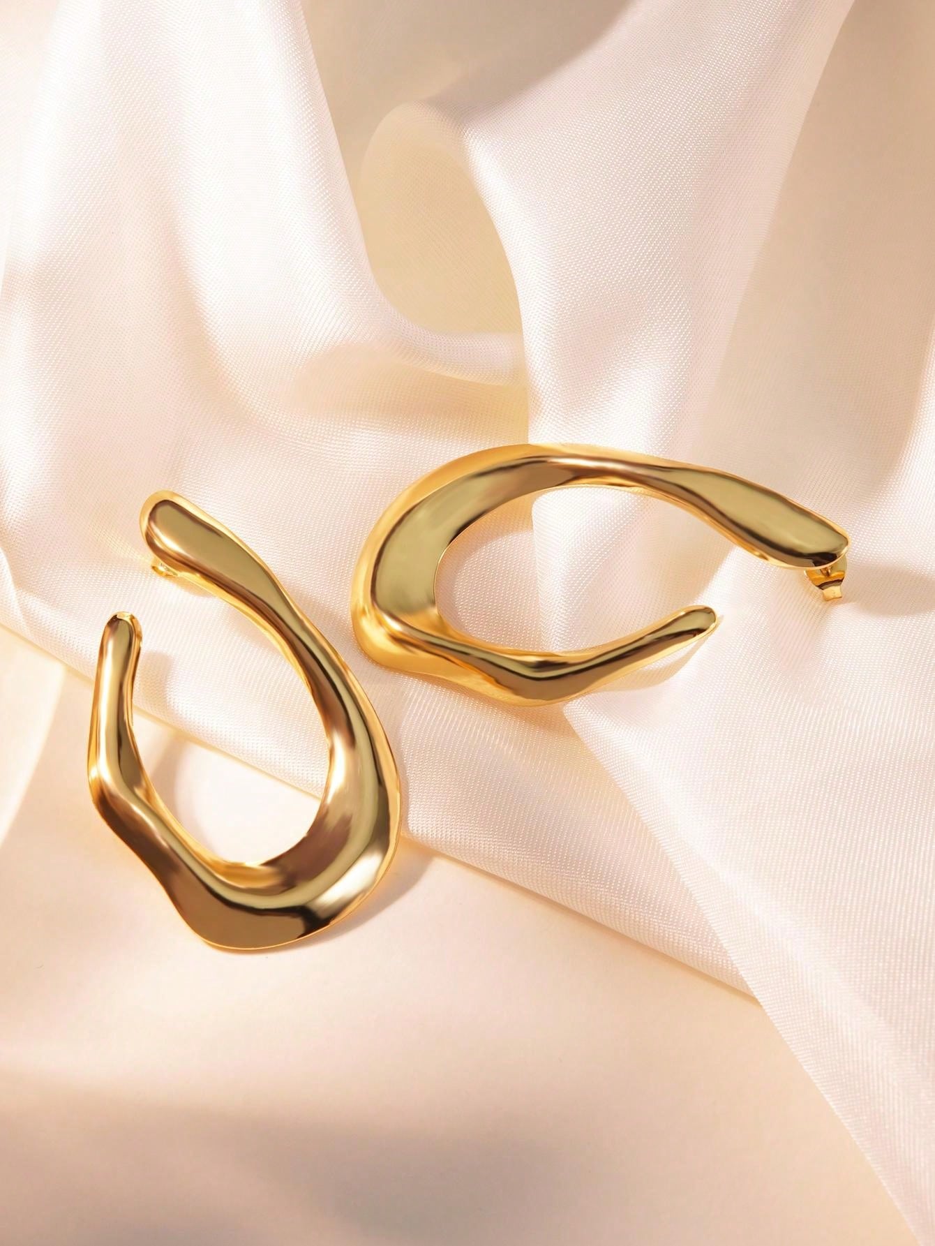 FAVEN Gold hoop earrings.
