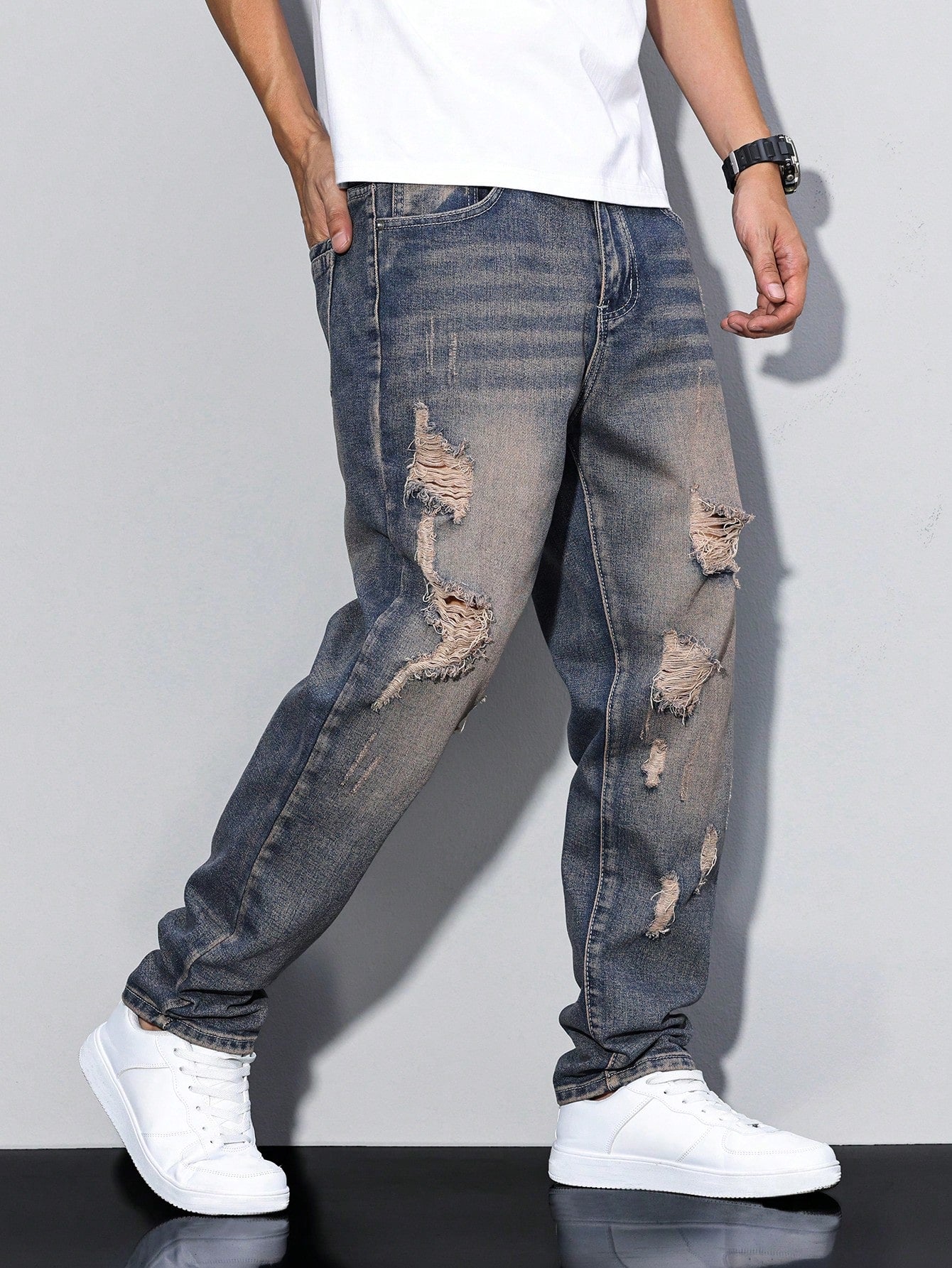 Men's distressed jeans 