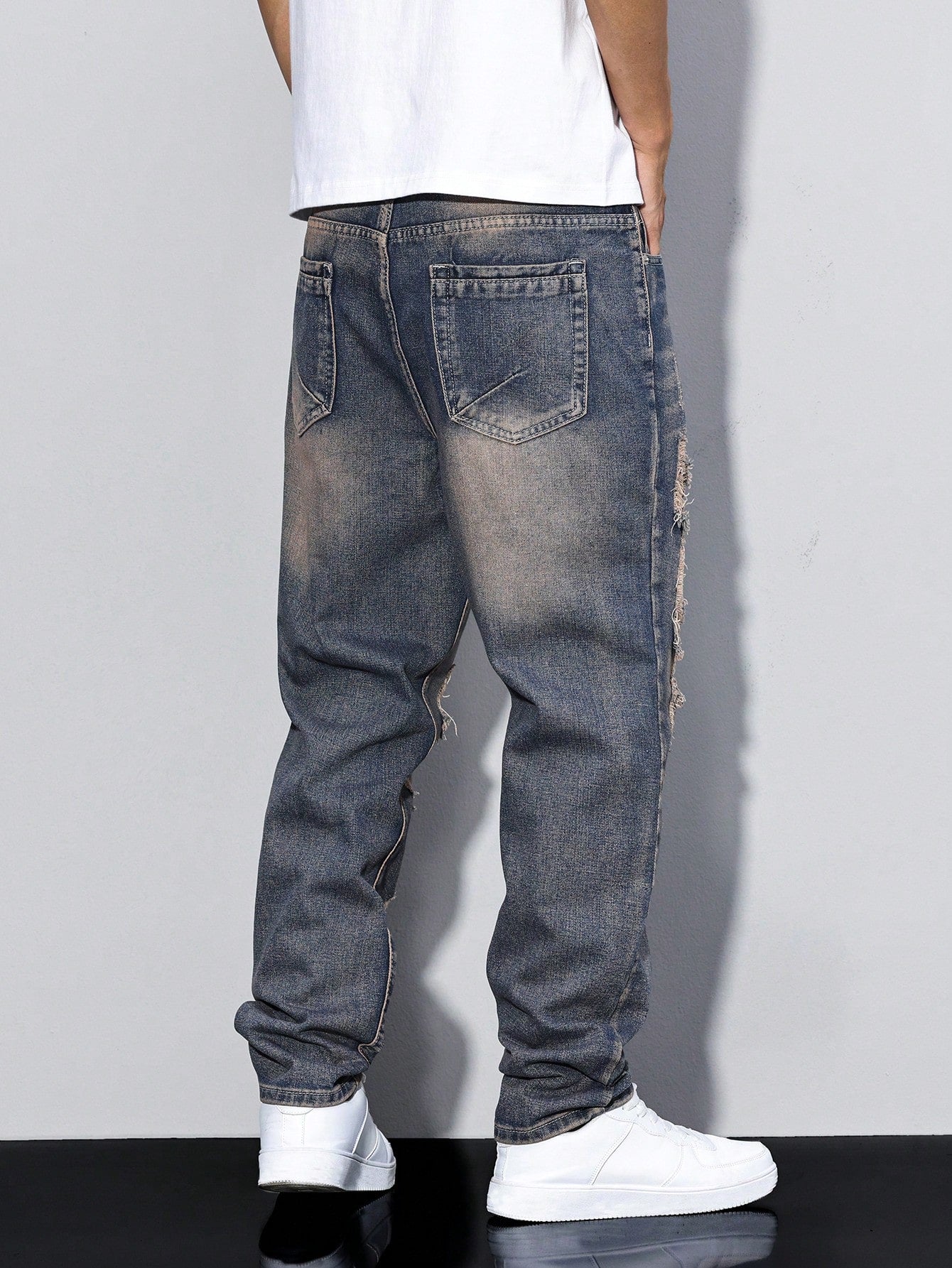 Men's distressed jeans 