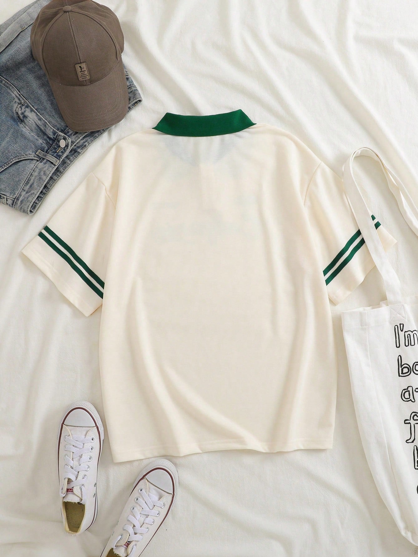 Graphic Contrast Collar Tee