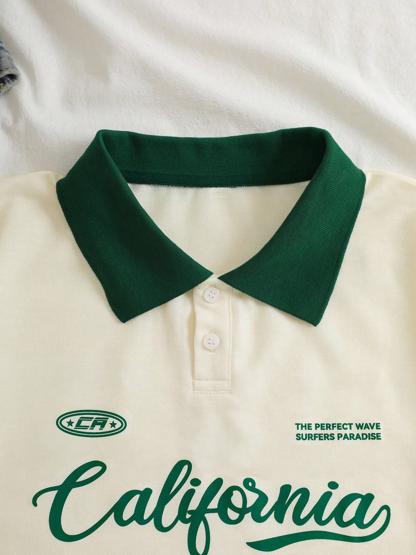 Graphic Contrast Collar Tee