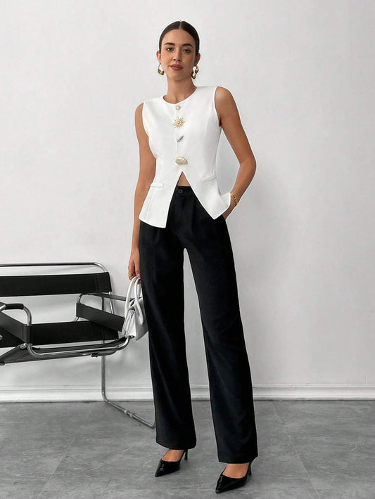 FAVEN white sleeveless blazer and black pants in a minimalistic setting